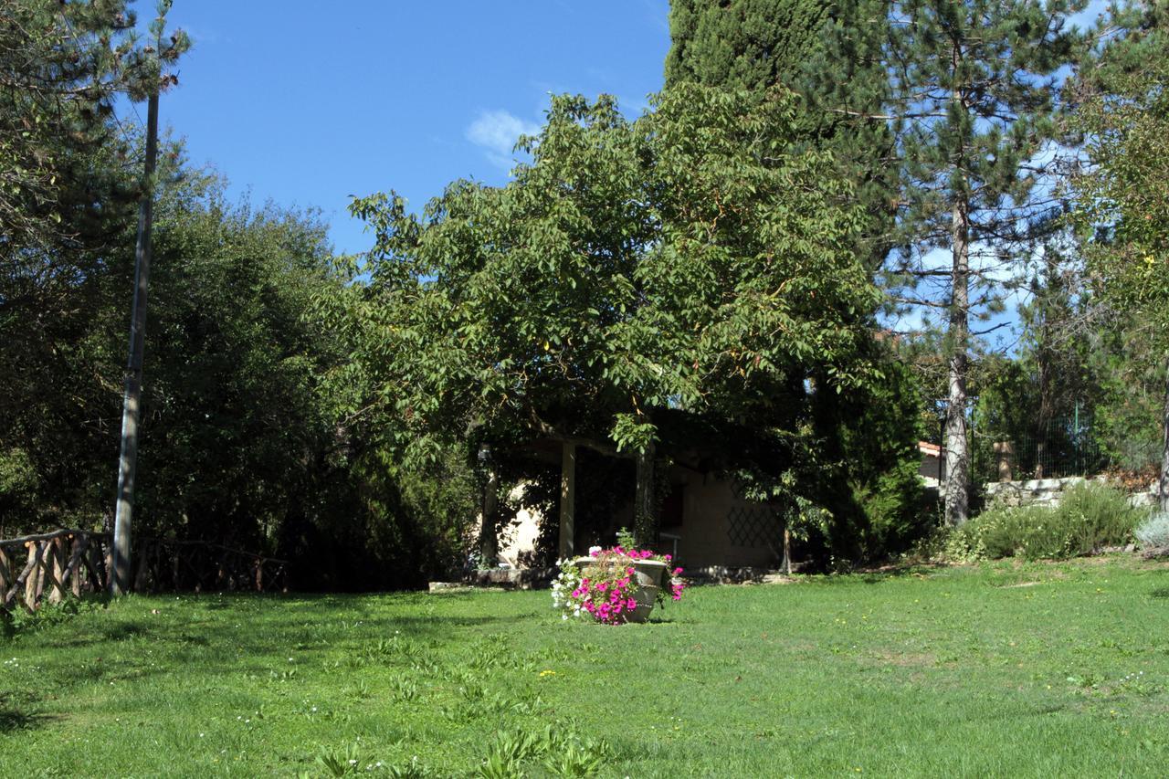 Agriturismo Villa Mozart Nel Verde Gubbio Buitenkant foto